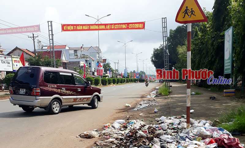 Đống rác gần bệnh viện, trường học