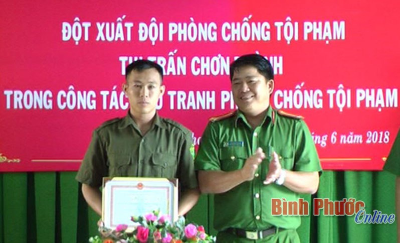 Khen thưởng 1 tập thể, 2 cá nhân có thành tích xuất sắc trong đấu tranh phòng, chống tội phạm