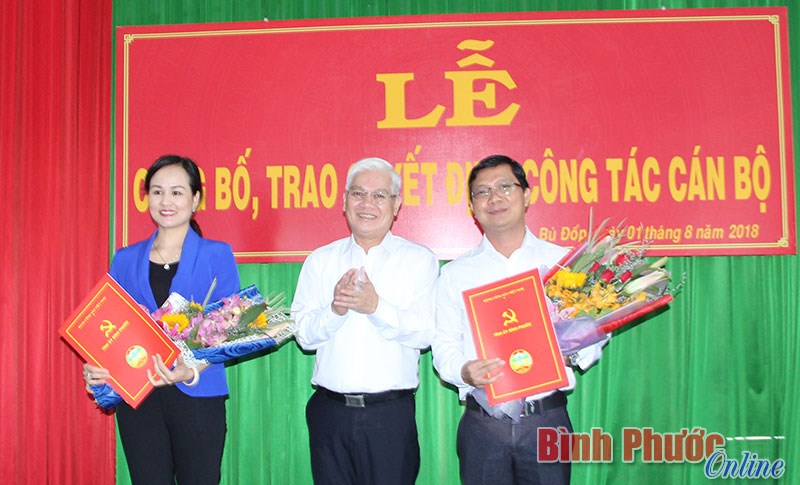 Trao quyết định điều động, luân chuyển, bổ nhiệm cán bộ thuộc diện Ban Thường vụ Tỉnh ủy quản lý