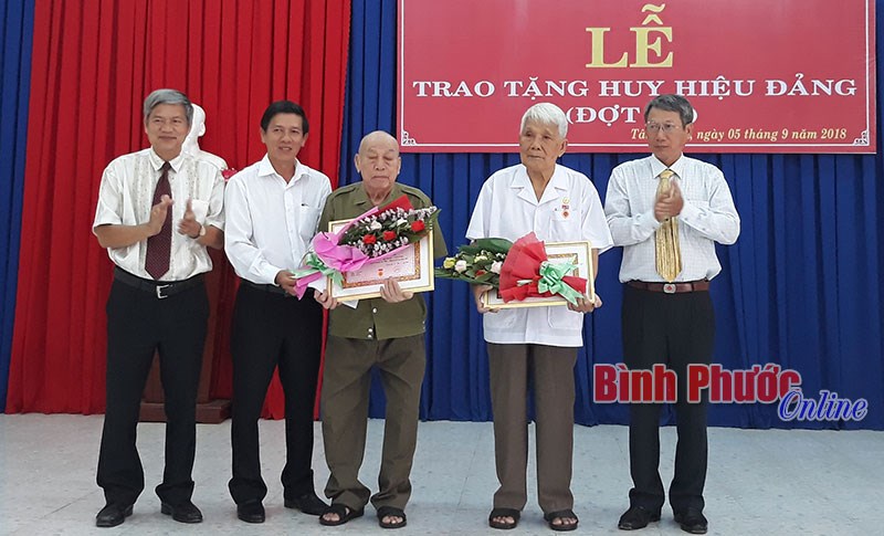 5 đảng viên được trao tặng Huy hiệu 70 năm tuổi Đảng