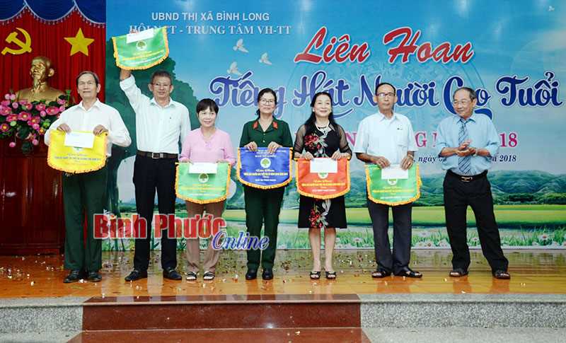 Liên hoan tiếng hát người cao tuổi Bình Long