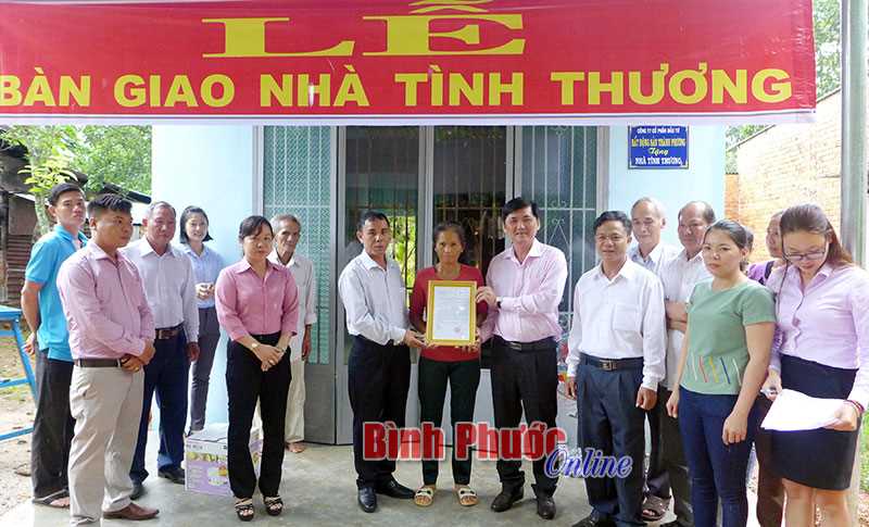 2 hộ khó khăn được trao nhà tình thương