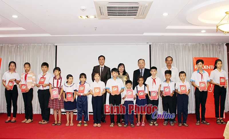 Prudential trao 15 suất học bổng tặng học sinh nghèo