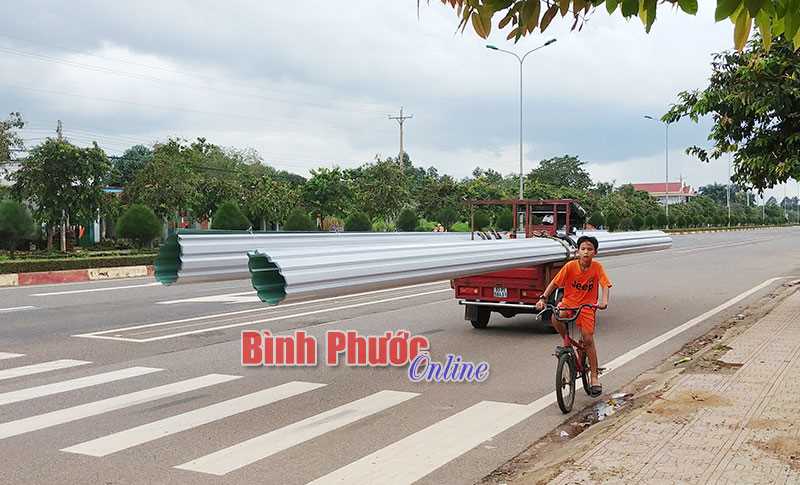 Xe ba gác chở quá khổ cản trở giao thông