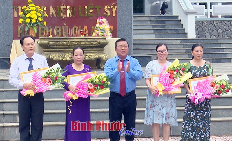 Bù Gia Mập tuyên dương học sinh, giáo viên tiêu biểu
