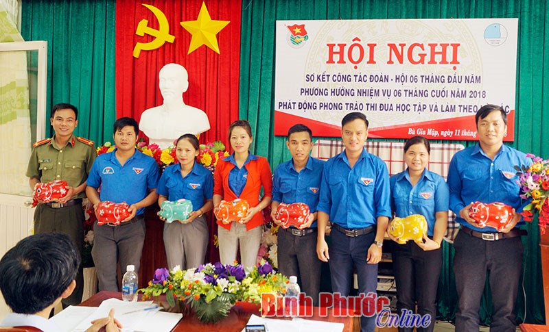 Huyện đoàn Bù Gia Mập thực hiện 5 công trình “Thắp sáng đường quê”