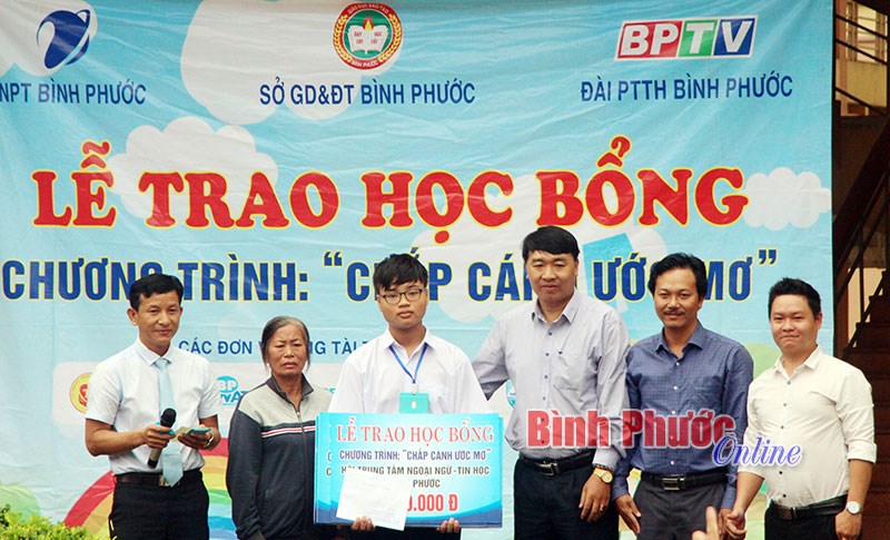 “Chắp cánh ước mơ” cho học sinh nghèo hiếu học