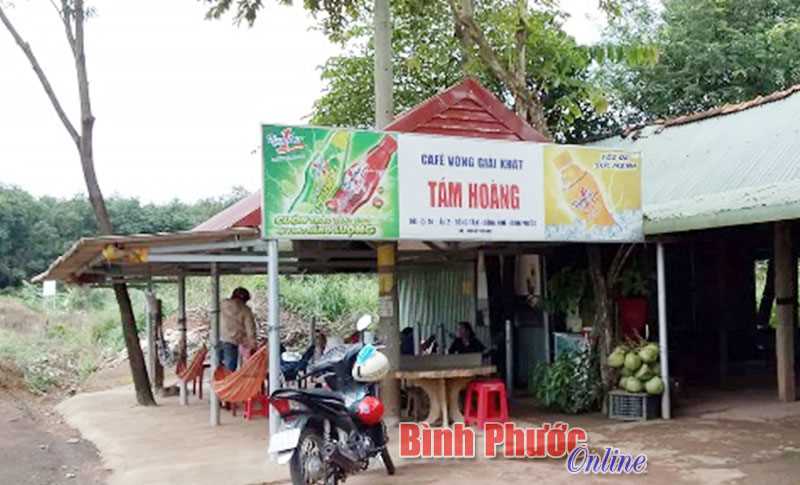 Quán nước “ôm” cột điện