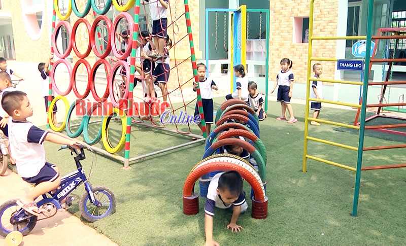 Hữu ích khu vui chơi cho học sinh từ phế liệu
