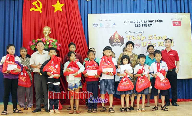 200 học sinh nhận quà “Thắp sáng những ước mơ”