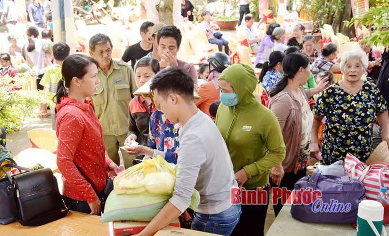 Chùa Bảo An trao 200 phần quà tặng hộ nghèo
