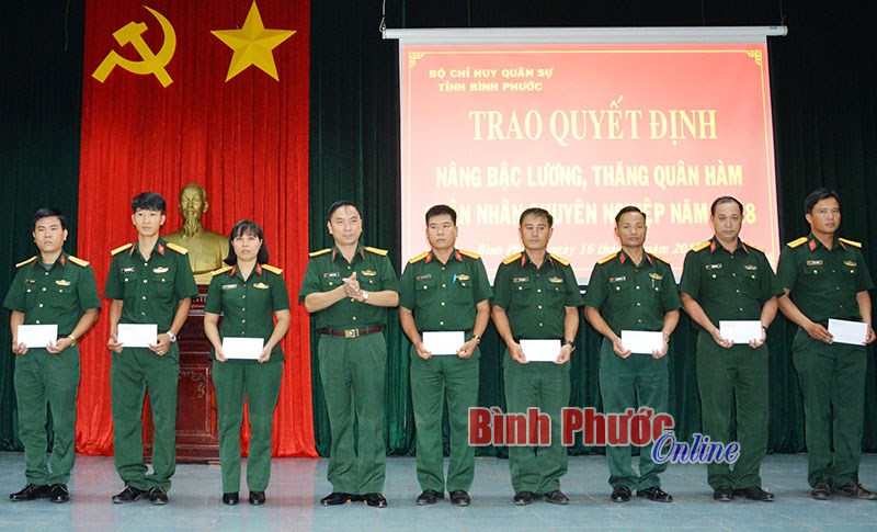 84 quân nhân chuyên nghiệp được thăng quân hàm và nâng lương