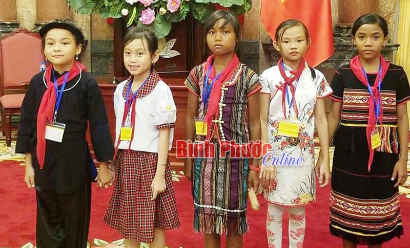 Nghị lực vượt khó của cô bé mồ côi