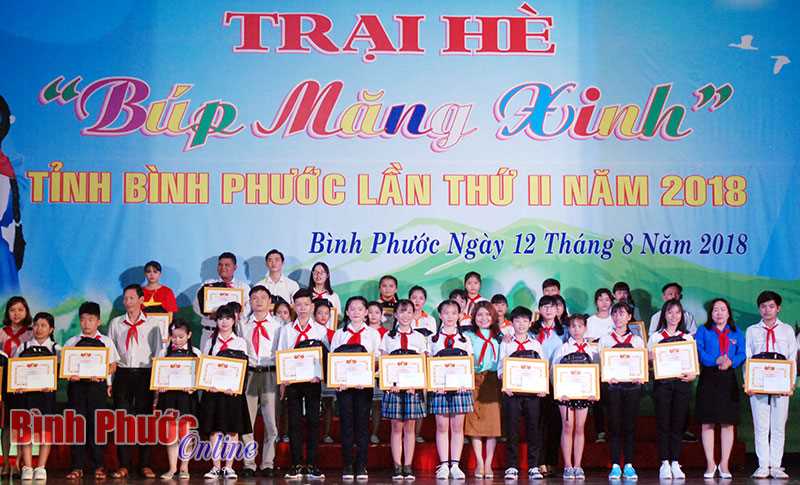 300 trại sinh tham gia trại hè Búp măng xinh