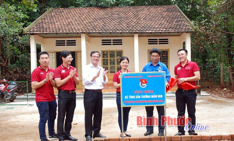 Tiếp sức học sinh vùng sâu đến trường