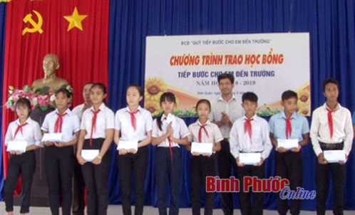 65 suất học bổng “Tiếp bước cho em đến trường”
