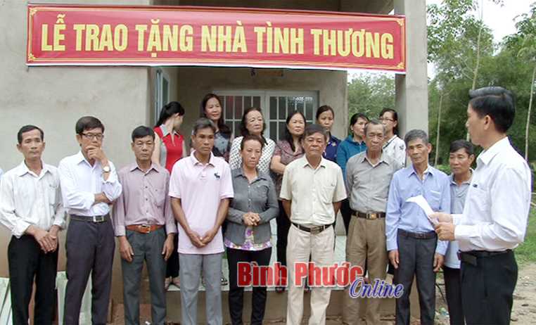 Trao 15 căn nhà “mái ấm tình thương”