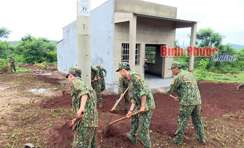 Lực lượng vũ trang giúp đồng bào Tiểu khu 119