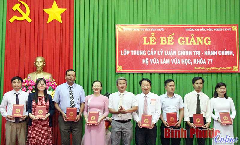 Bế giảng lớp trung cấp chính trị - hành chính khóa 77