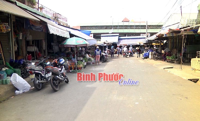 Chấn chỉnh lấn chiếm lòng, lề đường khu vực chợ Đồng Xoài