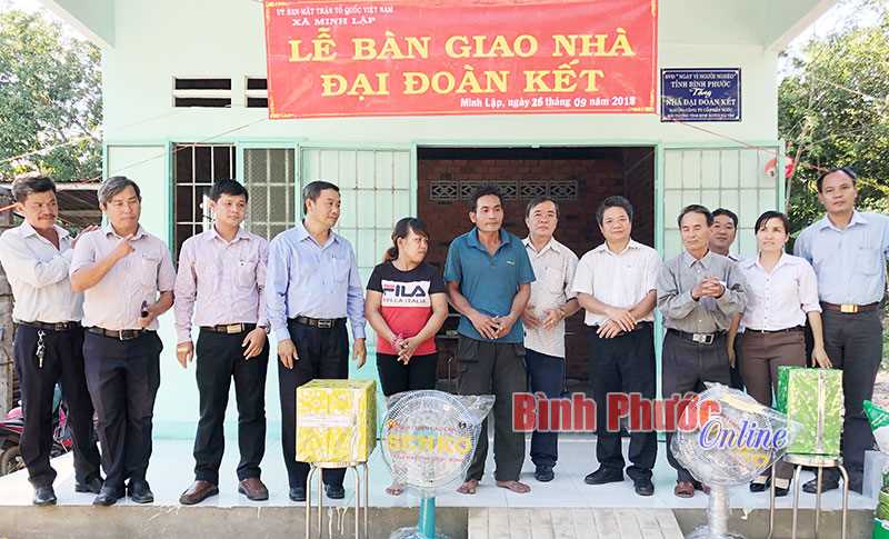 Chơn Thành bàn giao 4 căn nhà “Nghĩa tình Sông Bé yêu thương”