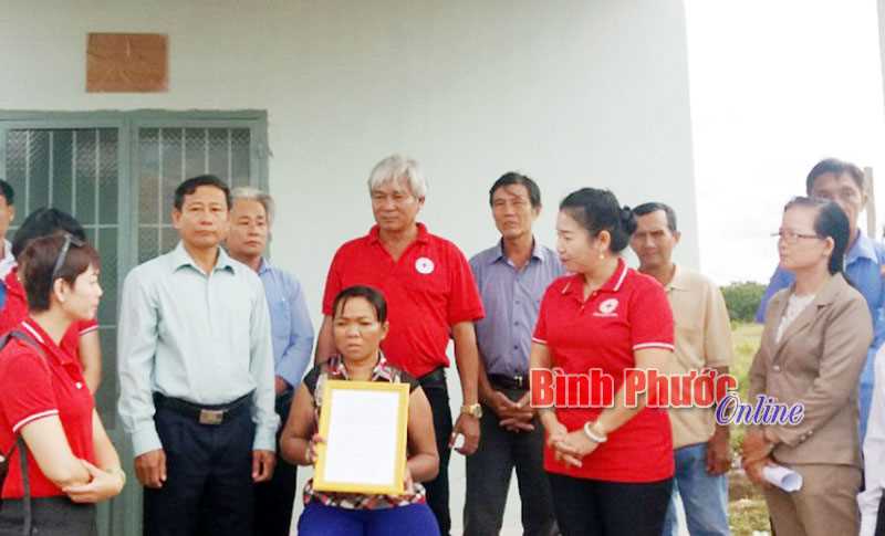 Trao 2 nhà chữ thập đỏ tặng hộ nghèo