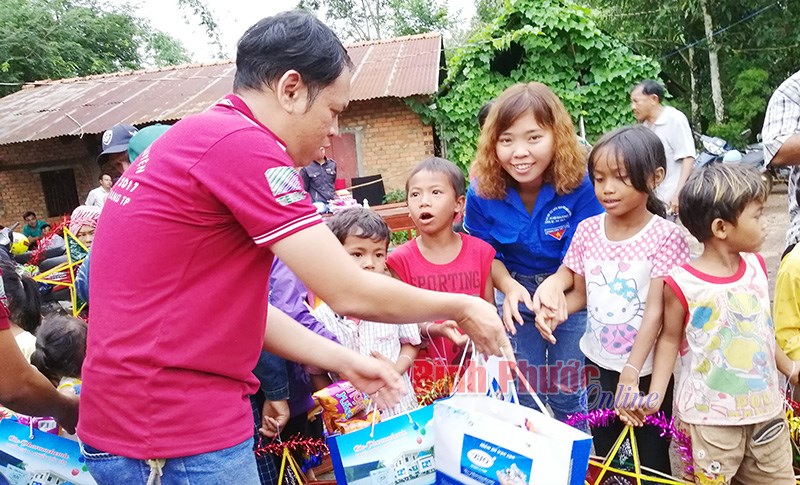 Vui trung thu sớm cùng trẻ em vùng dân tộc thiểu số