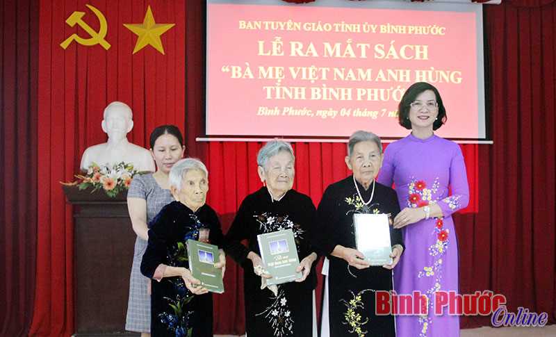 Ra mắt sách “Mẹ Việt Nam anh hùng tỉnh Bình Phước”