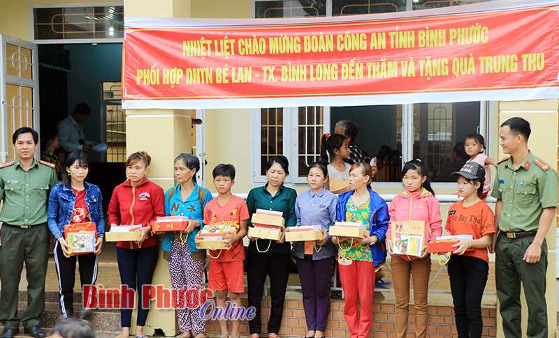 500 phần quà tặng thiếu nhi khó khăn