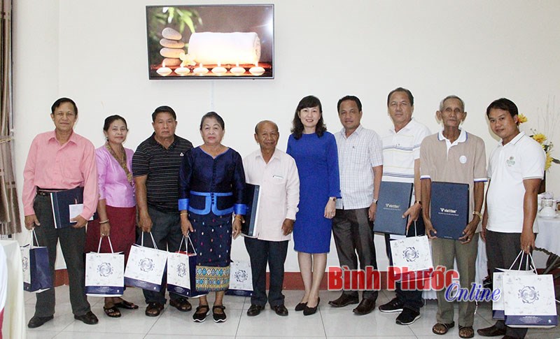 Phó chủ tịch UBND tỉnh Huỳnh Thị Hằng tiếp đoàn cán bộ hưu trí tỉnh Champasak