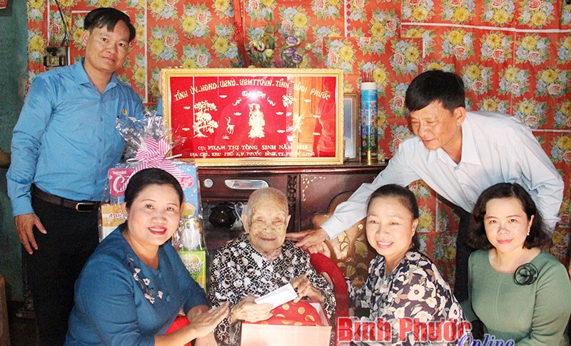 Lãnh đạo tỉnh thăm, tặng quà người cao tuổi