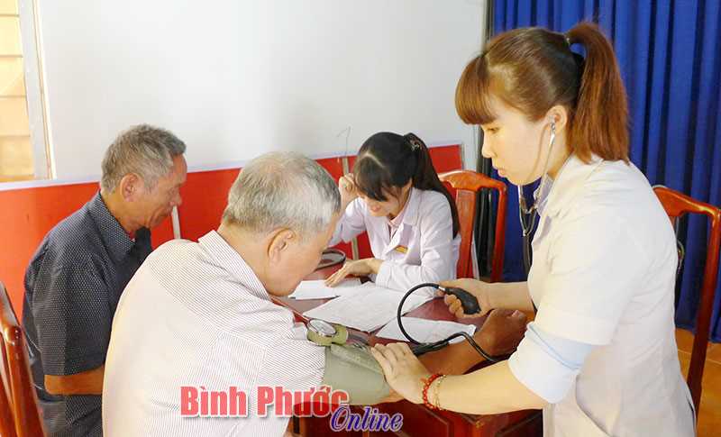 Khám bệnh, cấp thuốc miễn phí và hỗ trợ gia đình khó khăn xã Tiến Hưng