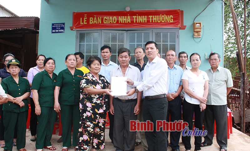 UBND thị trấn Lộc Ninh trao 2 nhà tình thường