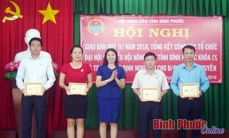 Trao giấy chứng nhận VietGAP cho 2 hợp t&aacute;c x&atilde; v&agrave; một c&aacute; nh&acirc;n