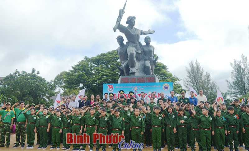 Xuất quân chương trình “Chúng em tập làm chiến sĩ biên phòng”