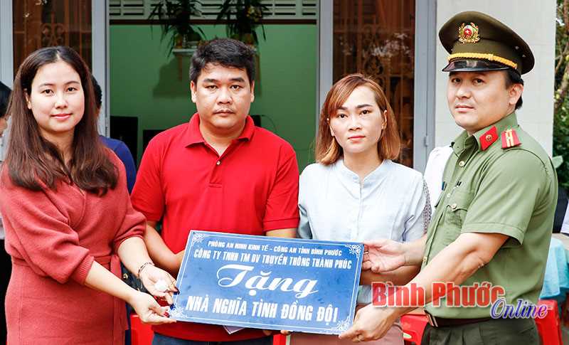 Bàn giao 2 căn nhà nghĩa tình đồng đội