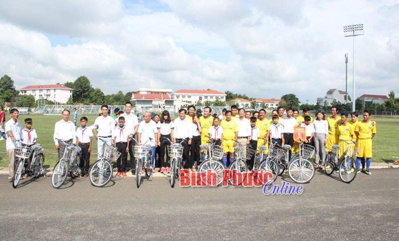 Giao lưu bóng đá và trao 70 phần quà tặng vận động viên, hộ nghèo