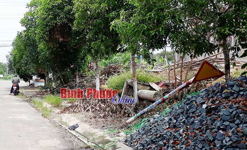 Biển báo giao thông bị đổ