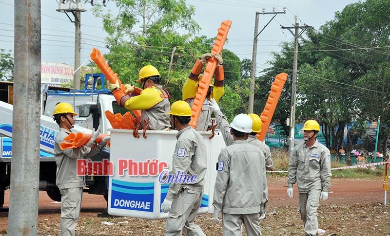 Phục vụ điện an toàn trong mùa mưa bão