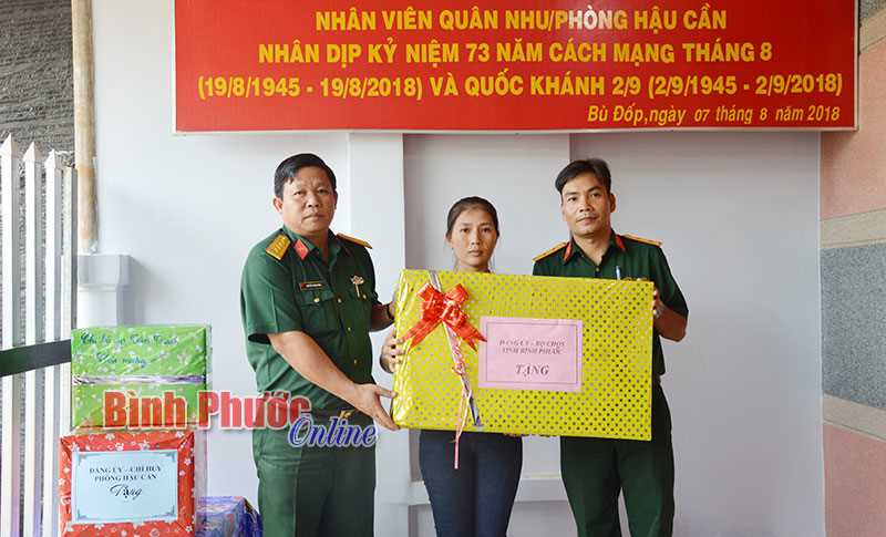 Bàn giao nhà đồng đội