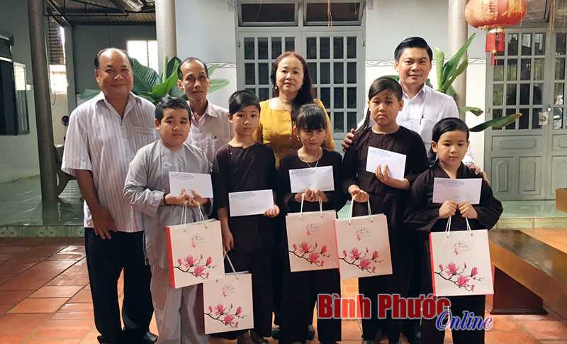 Tặng quà trẻ mồ côi tại chùa Pháp Lạc