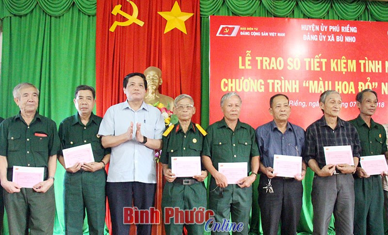 Tặng sổ tiết kiệm cho thương, bệnh binh, gia đình chính sách
