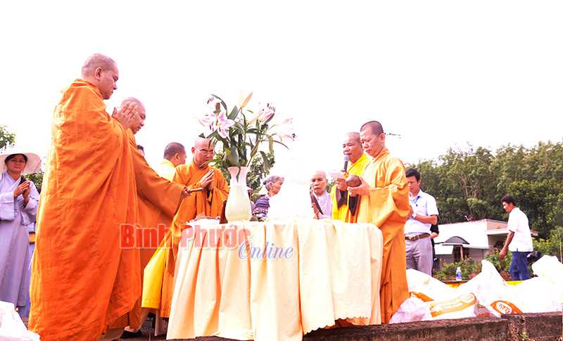 Hơn 65.000 con cá giống thả xuống hồ Đồng Xoài