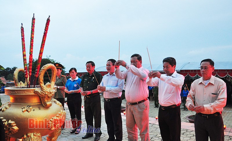 Thắp nến tri ân anh hùng liệt sĩ