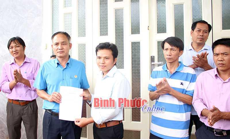 Trao “Mái ấm công đoàn” tặng giáo viên Chu Đình Thánh