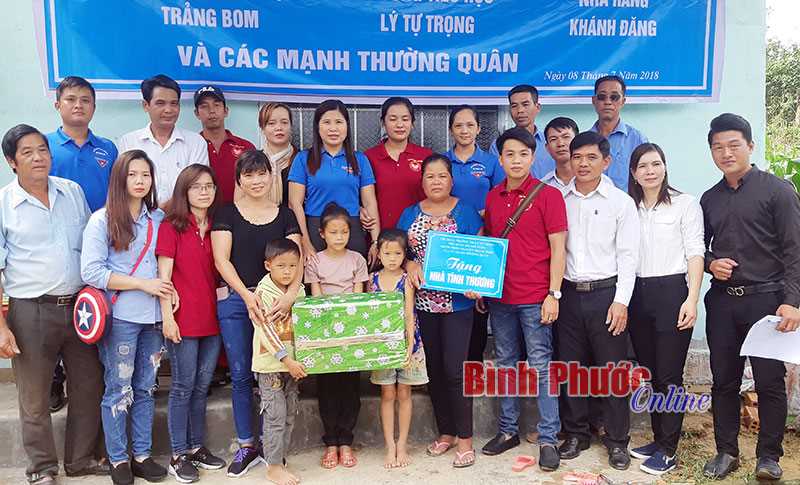 Trao 2 “Ngôi nhà nhân ái” tặng hoàn cảnh khó khăn