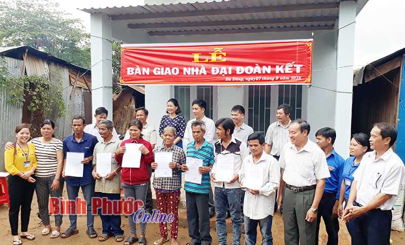 Bù Đăng: Trao 18 nhà đại đoàn kết