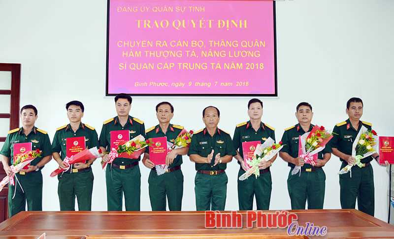Trao quyết định thăng quân hàm và nâng lương cho sĩ quan