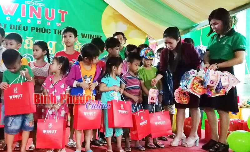 Ấm áp trung thu dành cho trẻ khuyết tật, mồ côi