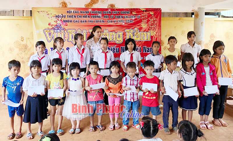 Tặng quà trung thu cho trẻ em xã Đức Hạnh